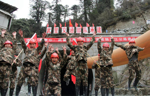 　2014年4月10日，武警交通部隊(duì)官兵慶祝高黎貢山獨(dú)龍江公路隧道貫通。