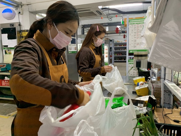 圖為美團買菜員工為用戶分裝訂單菜品。