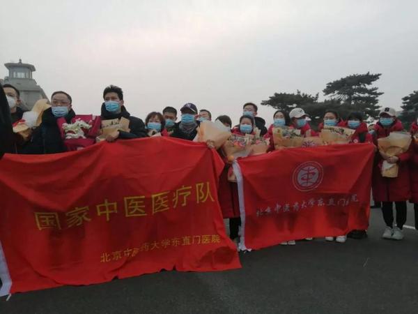 行動五-民盟北京中醫(yī)藥大學(xué)委員會第三支部盟員、北京中醫(yī)藥大學(xué)東直門醫(yī)院針灸科副主任醫(yī)師劉寧（上圖左三）參與“國家中醫(yī)醫(yī)療隊”，1月27日已抵達(dá)湖北武漢，參與武漢中西醫(yī)結(jié)合醫(yī)院的診治工作。