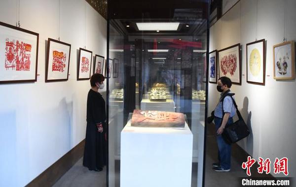 此次展覽近百件參展作品，均為福建非遺傳承人圍繞“戰(zhàn)疫”題材的用心之作?！∮浾邉⒖筛?攝