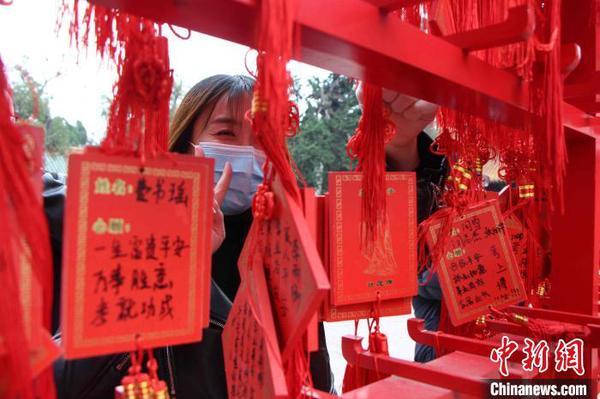 圖為游客走進“三孔”景區(qū)祈福。　郝亞松 攝