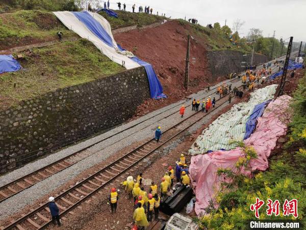 事故現(xiàn)場，鐵路線上塌方體、側(cè)翻車廂已清理完畢。　楊華峰 攝