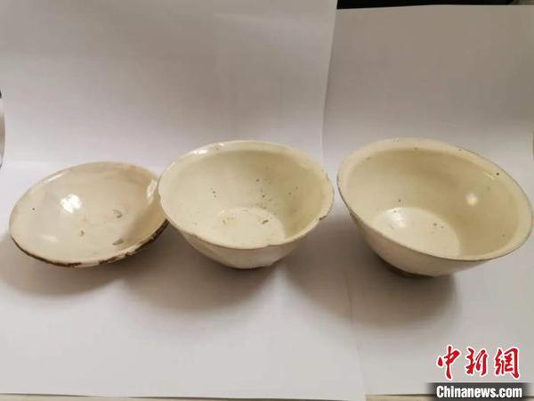 2號墓出土的3件瓷碗器型規(guī)整，做工精美，其中2件瓷碗有墨術(shù)底款，款銘為“李福”。　張鵬翔 攝