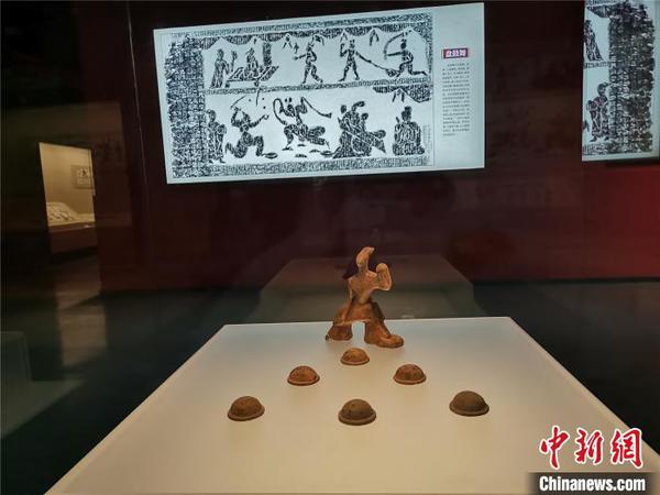 洛陽(yáng)博物館展出的漢畫(huà)像石拓片及文物。洛陽(yáng)市博物館供圖