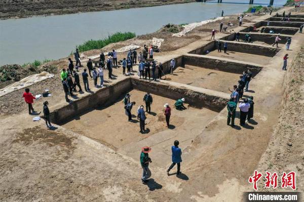 寨卞東南遺址共清理遺跡73個(gè)，其中近現(xiàn)代溝2條，漢代灰坑61個(gè)，漢代甕棺葬1座，漢代路2條，漢代溝8條。　韓春義 攝