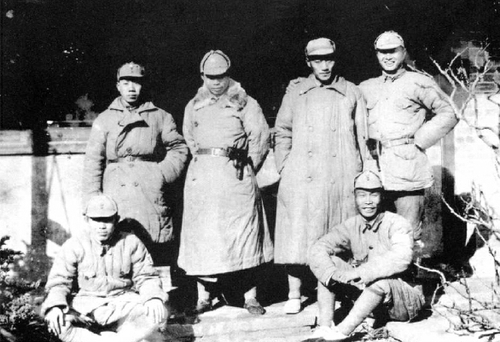 1939年12月，新四軍游擊支隊(duì)部分干部合影。后排右起：張愛萍、劉瑞龍、張震球、謝邦治