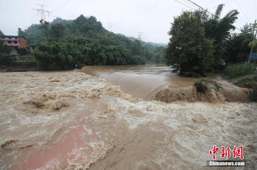 資料圖：河流水勢兇猛。 肖樂峰 攝