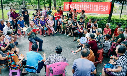 連日來，江西新余市渝水區(qū)政協(xié)組織從事法律工作的政協(xié)委員深入街道社區(qū)開展民法典社區(qū)講堂，用通俗易懂的語言和豐富的實例，向社區(qū)居民講解民法典。圖為政協(xié)委員在城南街道西街社區(qū)向居民宣講《中華人民共和國民法典》。廖海金攝