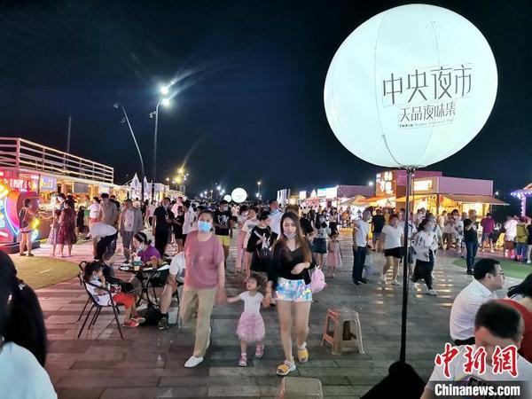 熱鬧的夜市。　趙桂華 攝