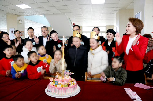 與會(huì)嘉賓與紅絲帶師生還以餃子宴的方式，共同為學(xué)校兩名學(xué)生慶生。