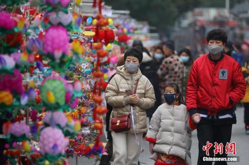 資料圖：佩戴口罩的游客在南京夫子廟花燈市場游覽。中新社記者 泱波 攝