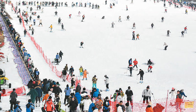 　　滑雪愛好者在杭州臨安大明山萬松嶺滑雪場滑雪。