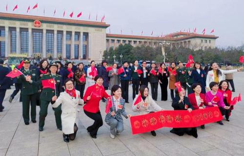 3月7日，三八婦女節(jié)即將到來(lái)，婦聯(lián)界別的委員們，會(huì)前聚集在廣場(chǎng)上揮動(dòng)著五星紅旗合影留念，以紀(jì)念這兩會(huì)期間的婦女節(jié)日。特邀委員記者孫太利攝影