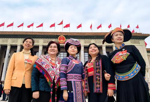 3月8日是婦女節(jié)，7日，少數(shù)民族界50組委員以飽滿的熱情來到大會堂，為民履職。 特邀委員記者 茸芭莘那攝