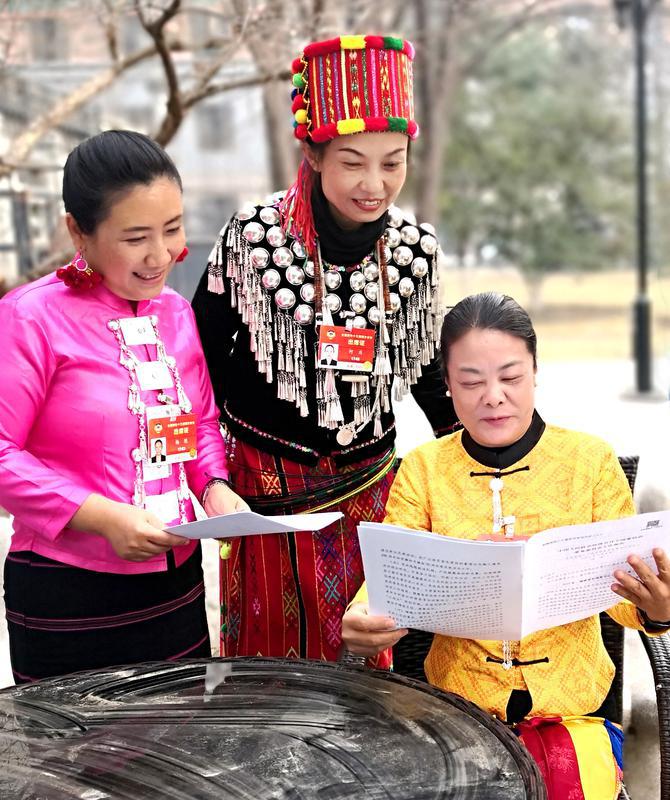 少數(shù)民族界楊艷、何慶、黃麗云三位委員（從左至右）就全國政協(xié)常委會(huì)工作報(bào)告中共同關(guān)注的話題進(jìn)行交談。特邀委員記者 資艷 萍 攝