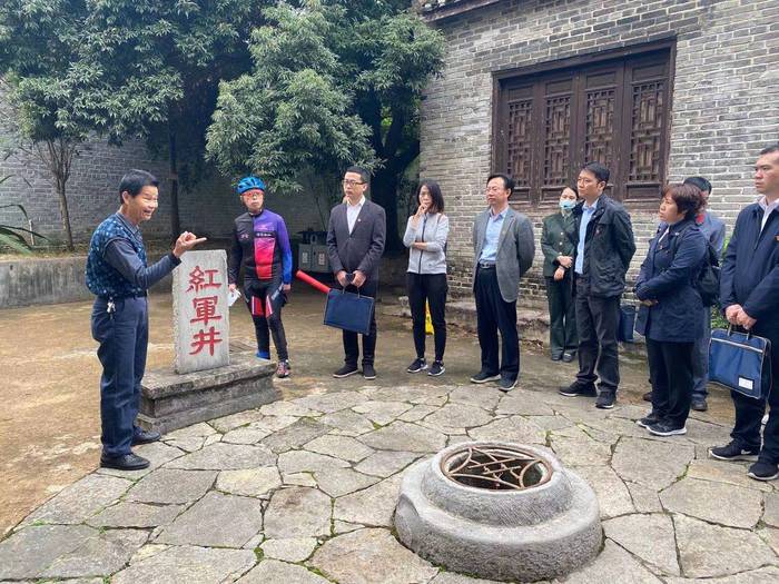 （游客在紅軍井前傾聽紅八軍在龍州浴血奮戰(zhàn)的歷史。 龍州縣文旅局供圖）