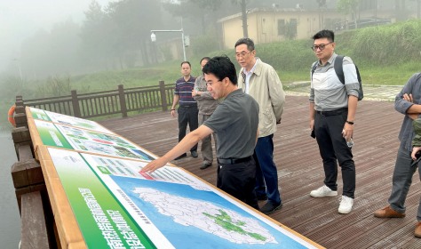 2022 年 5 月 17— 19  日，連介德（左二）在海南省保亭縣海南熱帶雨林國(guó)家公園開(kāi)展推 動(dòng)生態(tài)產(chǎn)品價(jià)值實(shí)現(xiàn)的課題調(diào)研