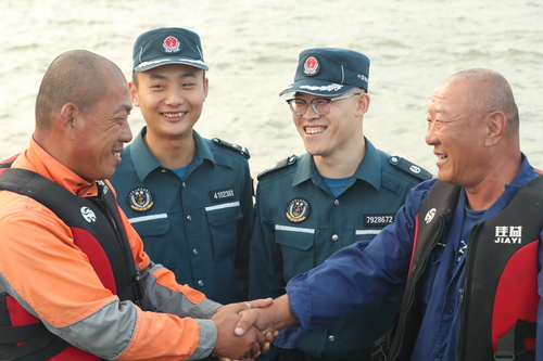 2024年9月14日，山東煙臺(tái)海警局長(zhǎng)島工作站執(zhí)法員成功調(diào)解一起群眾糾紛，矛盾雙方握手言和（江壯志 攝）