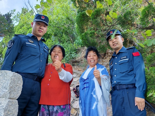 2024年6月27日，山東煙臺(tái)海警局長(zhǎng)島工作站執(zhí)法員在開展轄區(qū)巡邏過程中攙扶年邁老人，受到點(diǎn)贊好評(píng)（盧煜萱 攝）