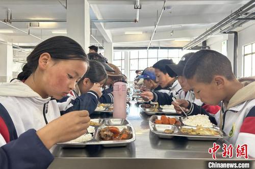 近日，色達縣中學東校區(qū)，學生們在食堂用餐。中新社記者 王鵬 攝