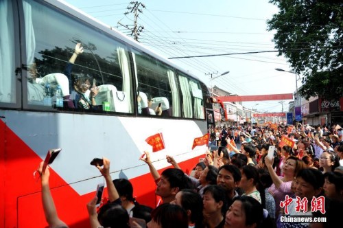 資料圖：6月5日上午，19輛大巴車從毛坦廠校園緩緩開出，一年一度的萬人送考拉開大幕。 <a target='_blank' href='http://www.chinanews.com/'>中新社</a>記者 韓蘇原 攝